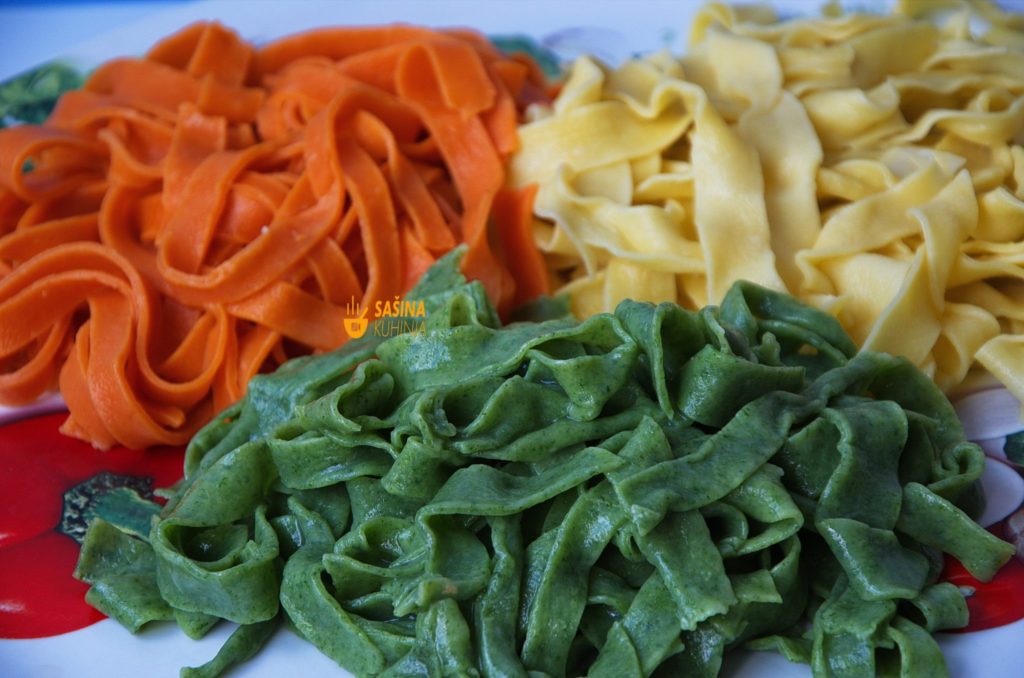 VIDEO – Homemade multicolored pasta tricolore tagliatelle
