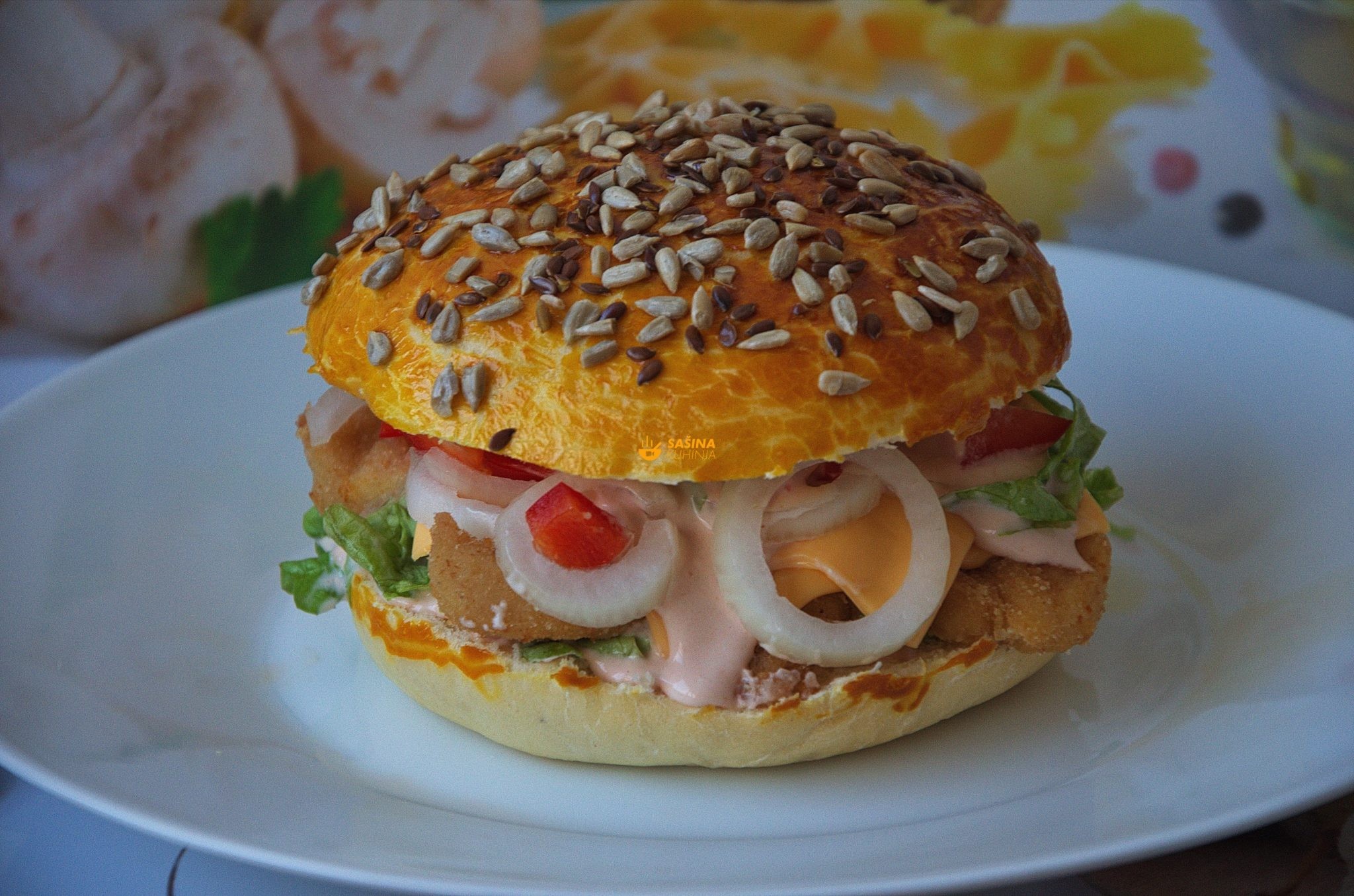 chicken burger sendvič sa piletinom u domaćem pecivu