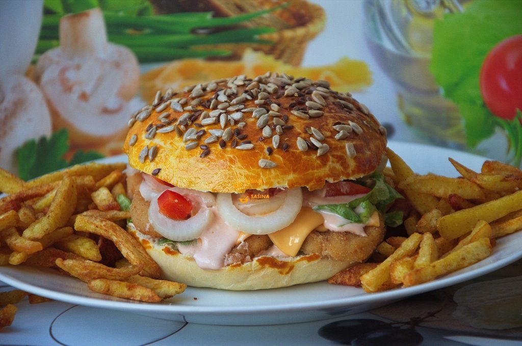 Chicken burger sendvič sa piletinom u domaćem pecivu