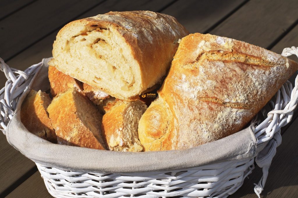 Kruh sa uprženim lukom Onion Bread