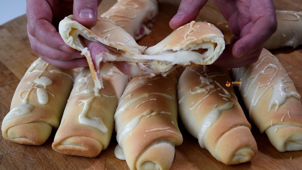Peciva sa slanim preljevom punjena šunkom i sirom – VIDEO