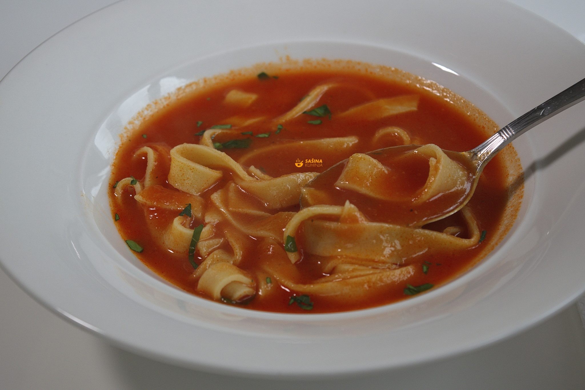 10 nevjerojatnih zdravstvenih prednosti i upotrebe juha od rajčice | radiocasertanuova.com