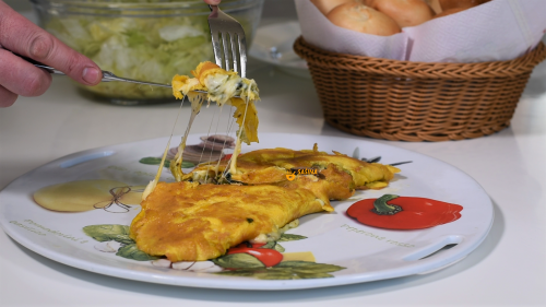 Omlet sa porilukom šampinjonima i sirom