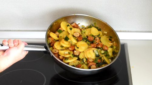 Restani krumpir sa mladim lukom i kobasicama