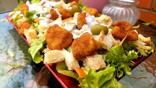 zelena salata sa mrkvom piletinom kubetima i preljev recept