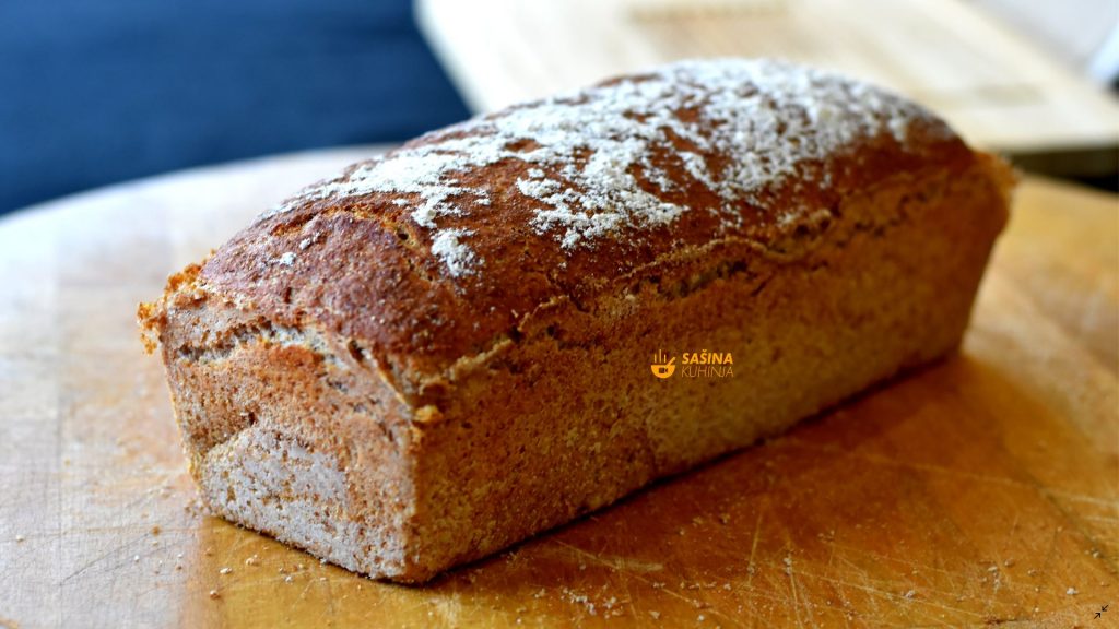 Integralni kruh s pirovim brašnom sjemenkama i orasima