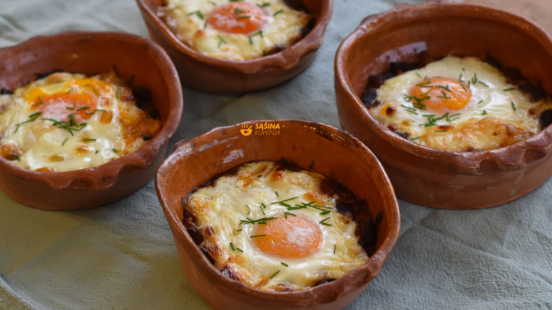 zapečeni grah u roštilj umaku sa sirom i jajima recept