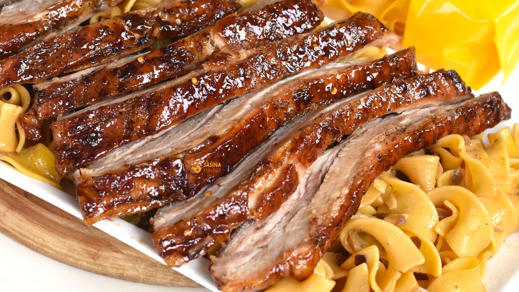 Medena svinjska rebrica recept sa zapečenim širokim rezancima