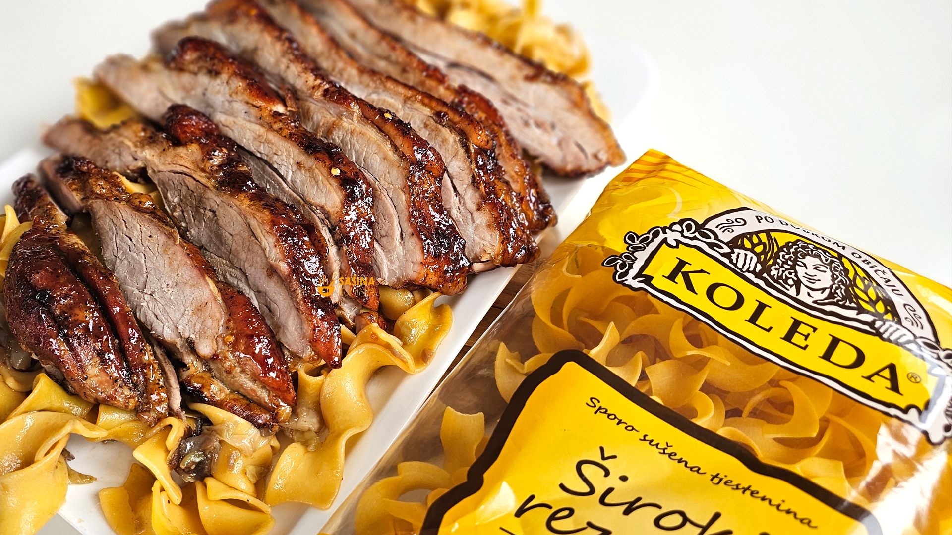 medena svinjska rebrica recept sa zapečenim širokim rezancima