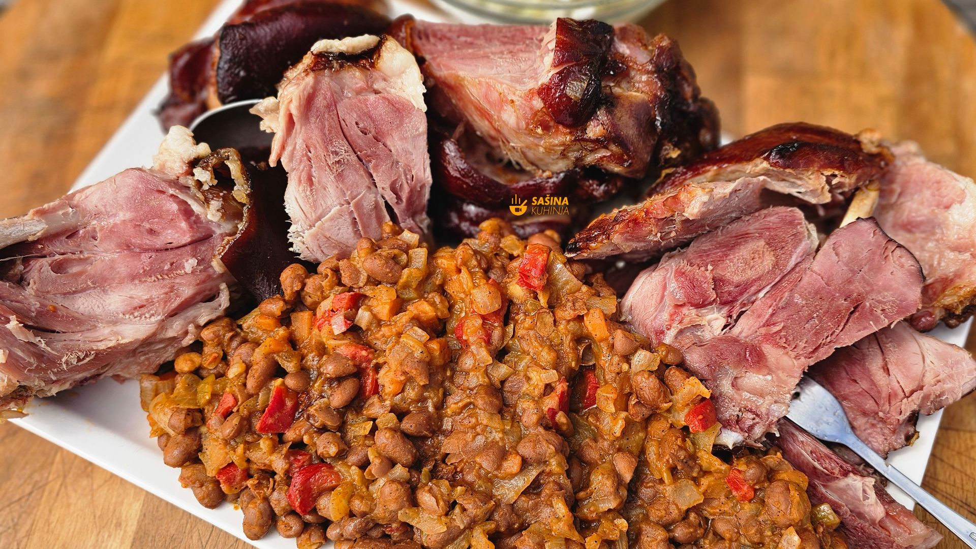 Dimljena koljenica zapečena sa grahom recept pečeni buncek iz pećnice