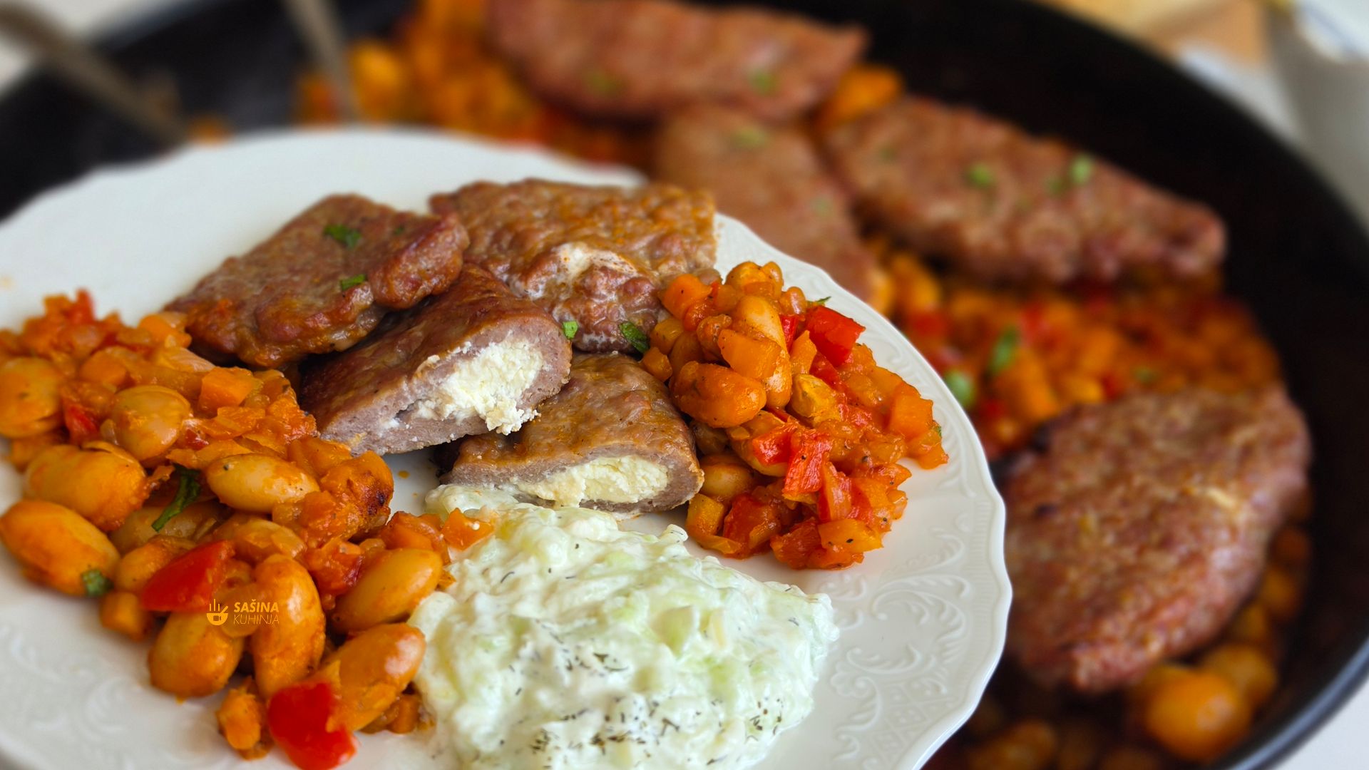 Punjene pljeskavice iz pećnice i zapečeni grah recept