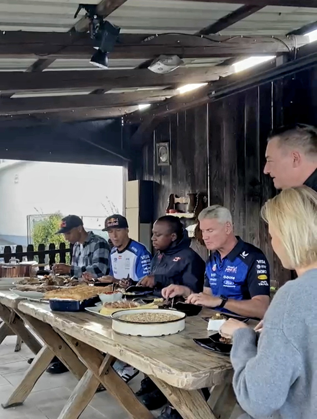 Na fotografiji se nalaze s lijeva na desno Elias Hountondji, Patrick Friesacher, Samkeliso Sam Sam Thubane, David Coulthard, Saša Vukić iz Sašine kuhinje, i okrenuta leđima Sigrid Silversand slikano 25.09.2026. u petak oko 16 sati