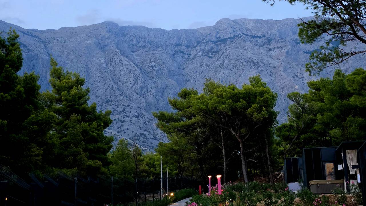 Pogled na planinski masiv Biokovo unutar kampa Pinadria Camping Resort