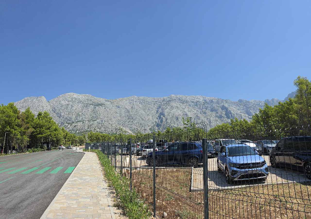 Vizualni dojam moćnog planinskog masiva Biokovo. Kamp je smješten u njegovu podnožju
