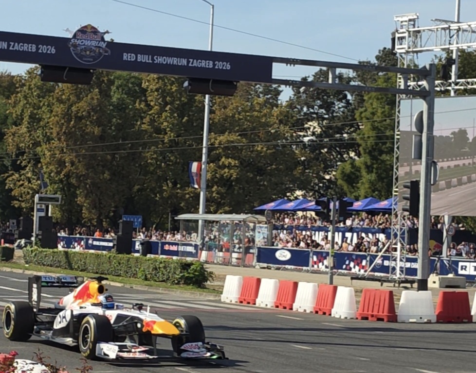 Patrick Friesacher u svom F1 bolidu u Zagrebu na Red Bull Showrun