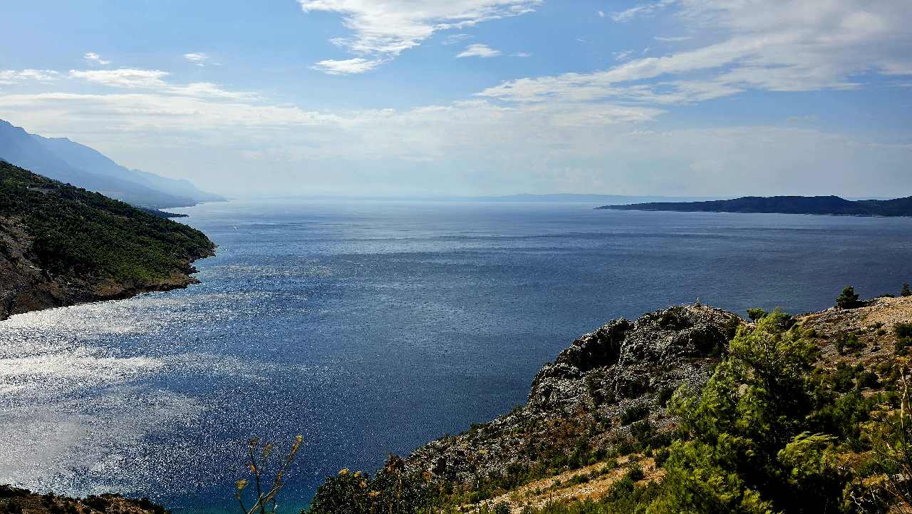 Pogled na makarsku rivijeru i Baško Polje sa magistralne ceste u srcu Dalmacije